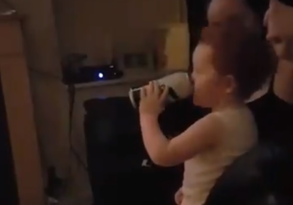 Sörrel itatta kétéves kislányát az anya, tömegek háborodtak fel a videón
