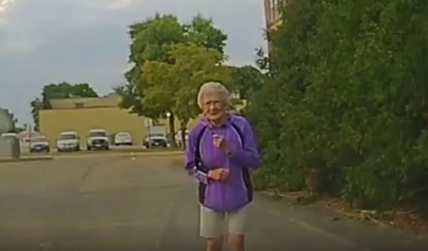 Odament a parkolóban táncoló 92 éves nénihez a rendőr, majd olyat tett, amire sosem gondolnál – videó