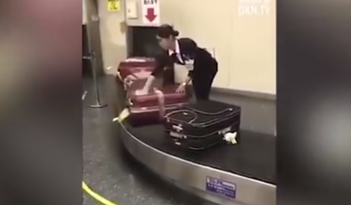 Az egész világot sokkolta, ahogy ez a japán nő bánik a reptéri poggyászokkal