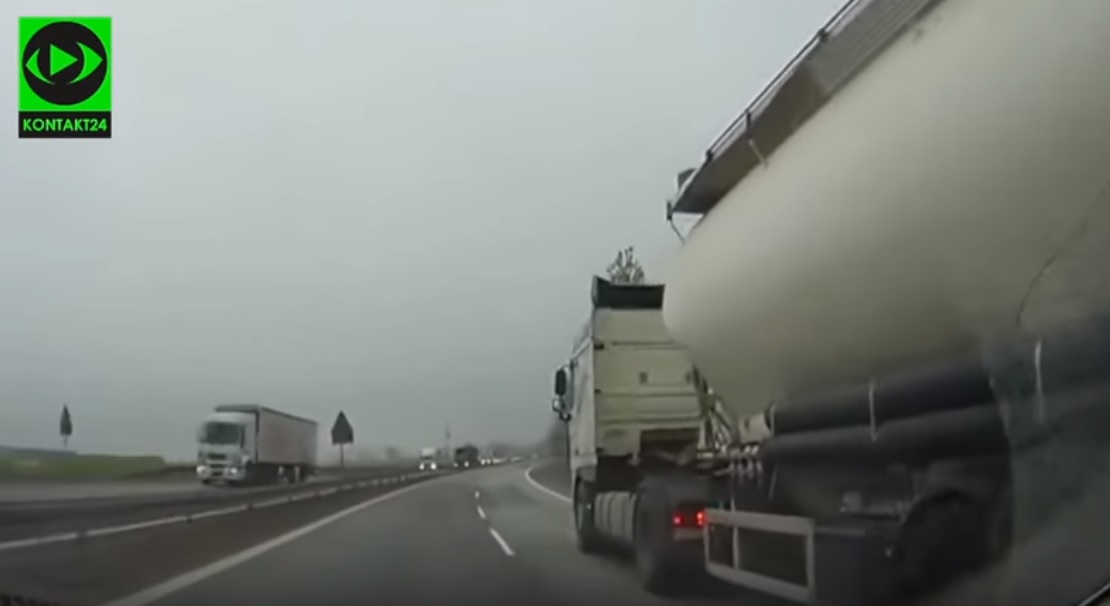 Épp egy kamiont előzött a család az autópályán, mikor rémálmaik balesete történt – videó