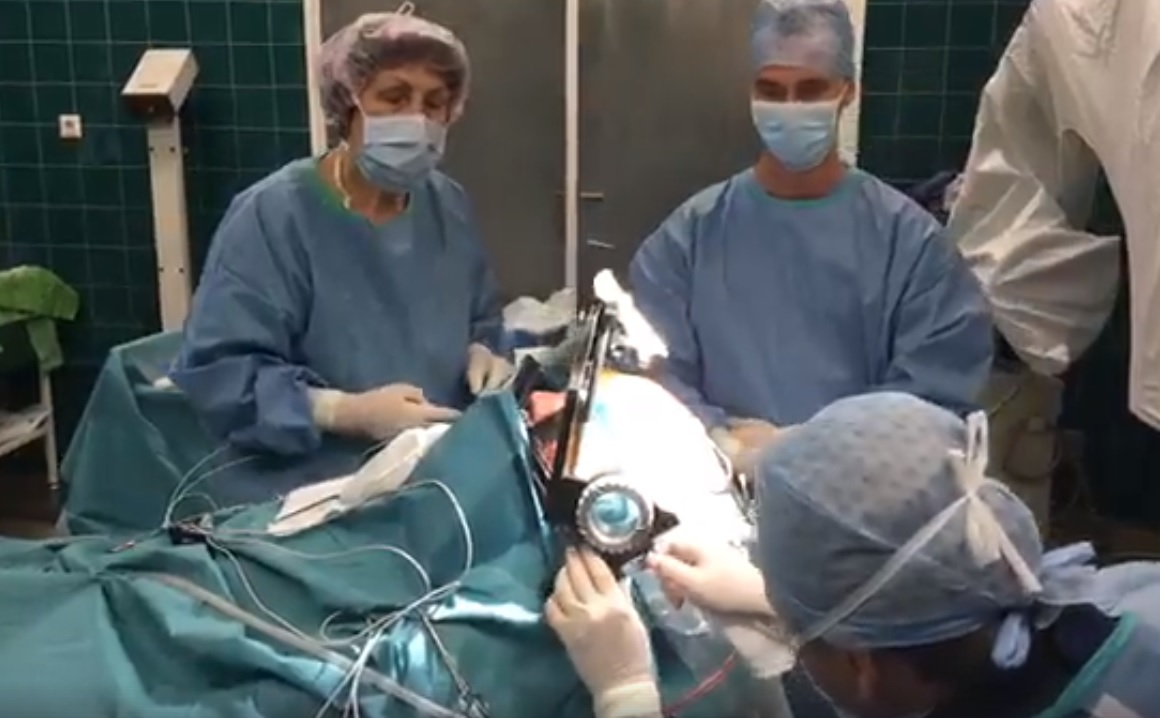 Élő videóban közvetítettek egy agyműtétet a pécsi klinikáról – itt a felvétel