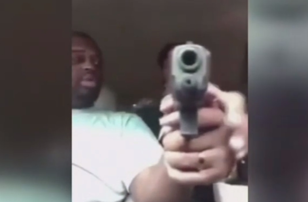 Facebookon élőzte a nő, ahogy véletlenül fejbe lövi a barátját – videó