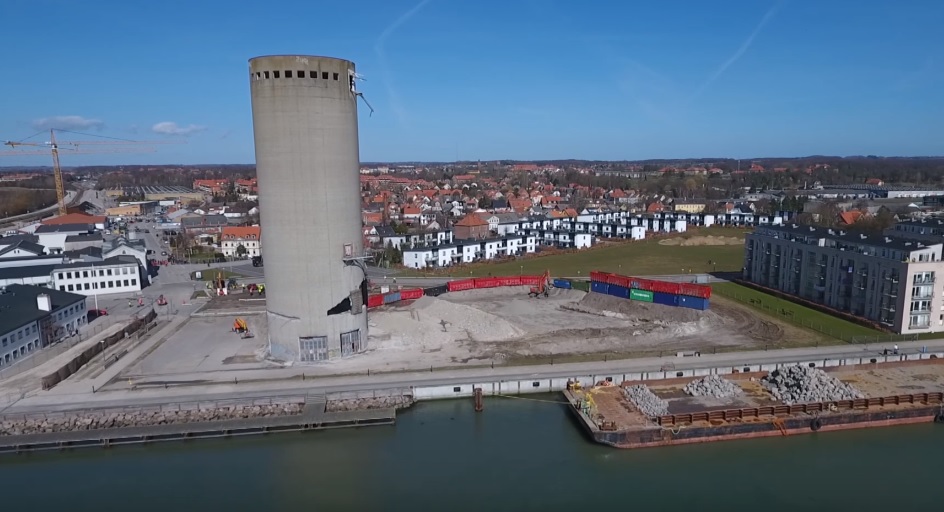 Rossz irányba dőlt egy felrobbantott torony Dániában – videó