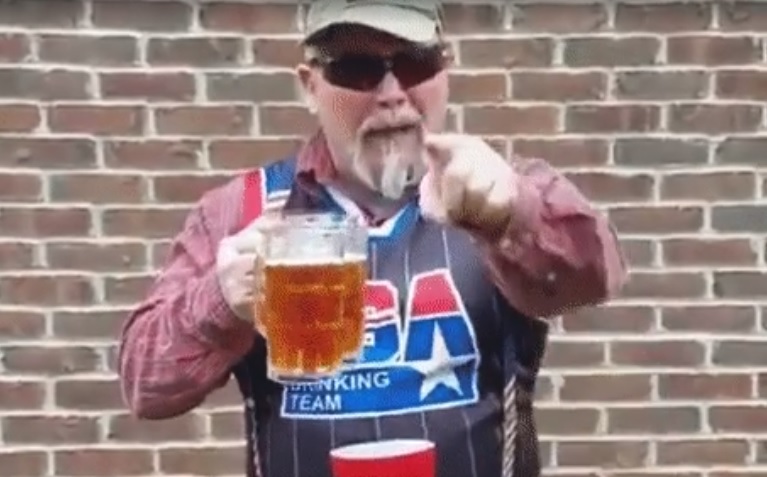 Azt hiszed, egy korsó sört akar lerántani a férfi, mikor elfordul, leesik az állad – videó