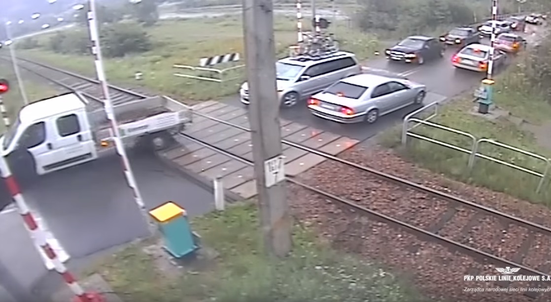 Nem térünk magunkhoz attól, amit ebben a vasúti átjáróban videóztak