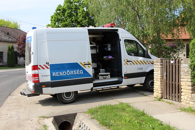 Rendőrautó a dági családi tragédia helyszínén (fotó: police.hu)