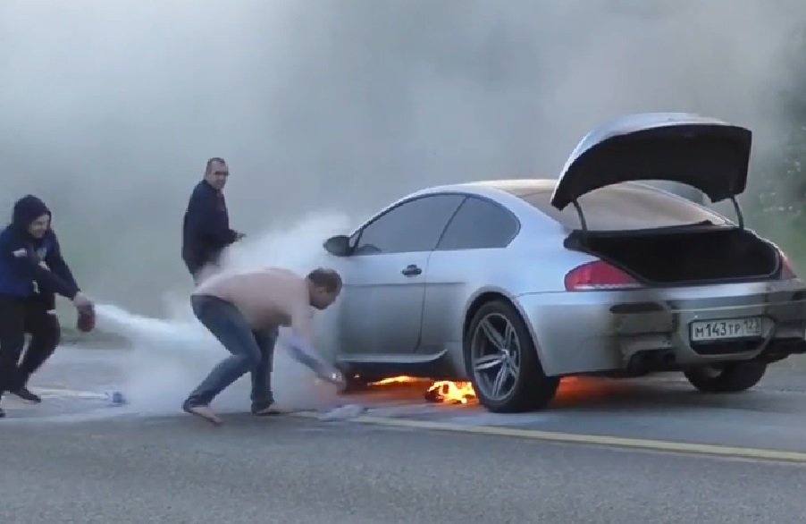 Elkeseredetten oltották, mégis porrá égett a luxus BMW – videó