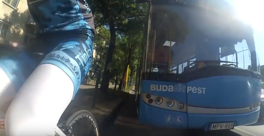 Milliméterekre húznak el a BKK buszai a bringás mellett – videó
