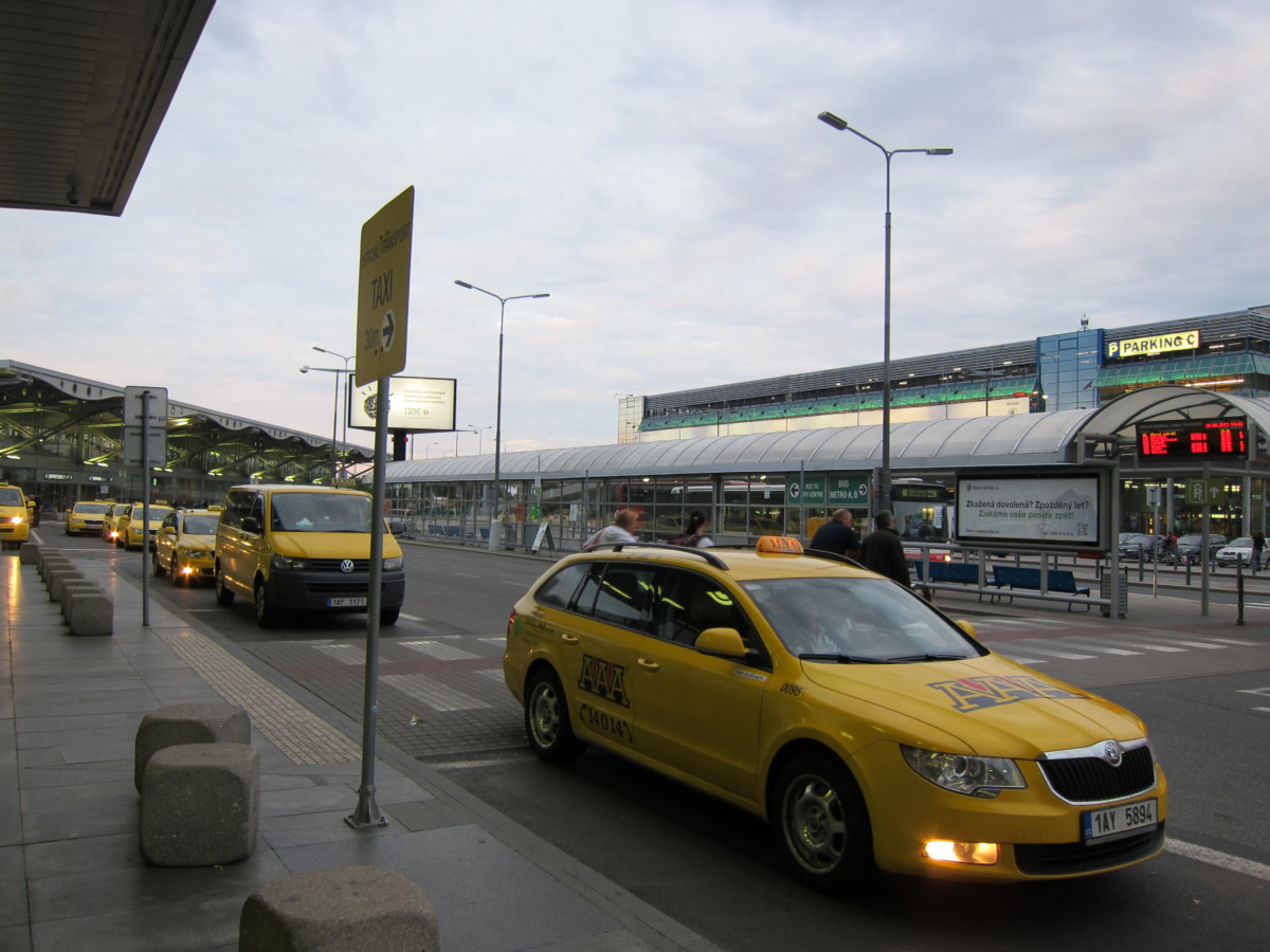 Dróttal fojtogatott két magyar egy taxist Csehországban