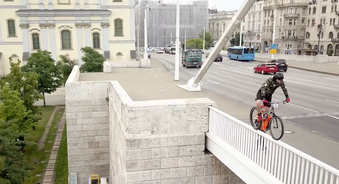 Az Erzsébet híd korlátján egyensúlyozott egy biciklis – hajmeresztő videó