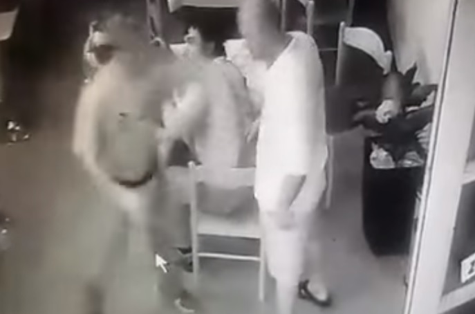 Olyan kiütést videóztak egy mosonmagyaróvári kocsmában, hogy arra Bud Spencer is büszke lenne