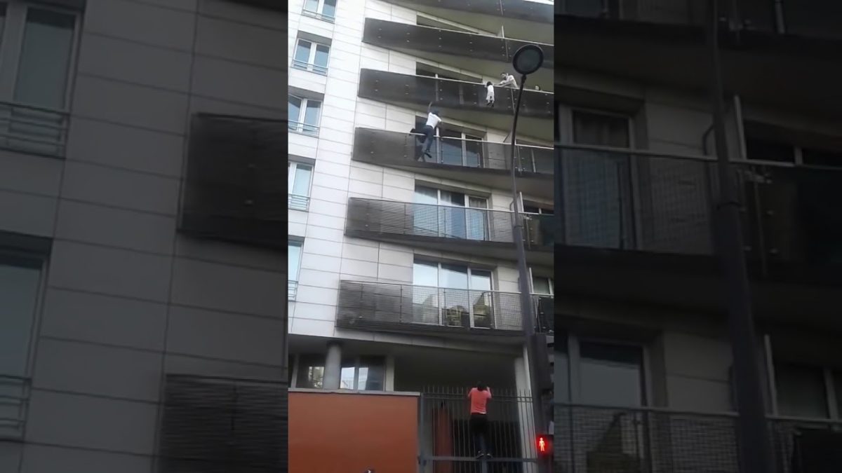 Videón, ahogy egy férfi az életét kockáztatva ment meg egy erkélyről lógó kisgyereket