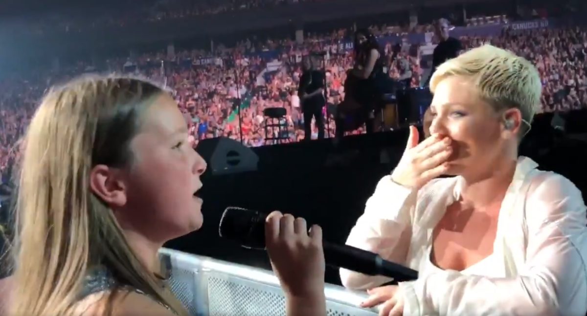 Átadta egy 12 éves lánynak a mikrofont Pink, erre viszont nem számított – videó