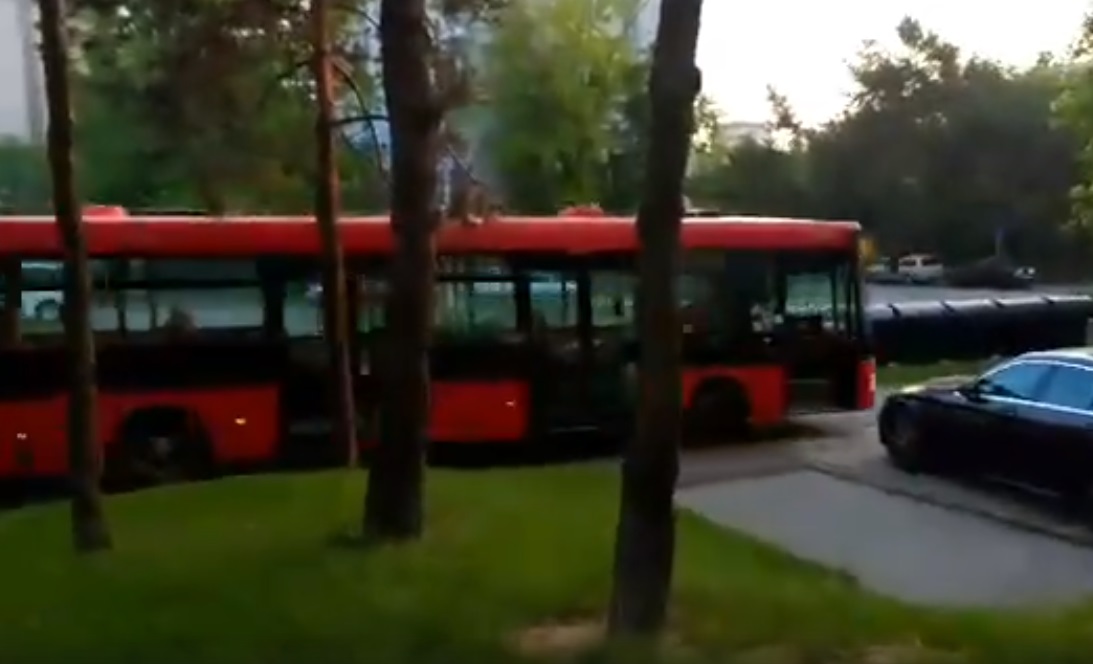 Elszabadult busz tarolt le egy fél utcát Pozsonyban – videó