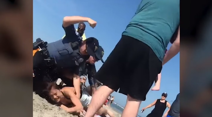 Ököllel verte a rendőr a fiatal lány fejét a strandon – videó