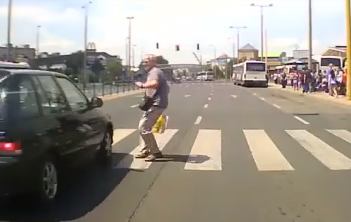Majdnem megölt egy férfit a piroson átzúgó Suzuki Székesfehérváron – videó