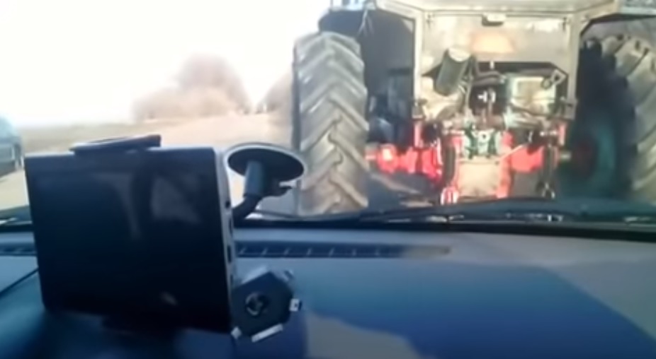 130-cal üldözte az előtte száguldó traktort, és nem érte utol – videó
