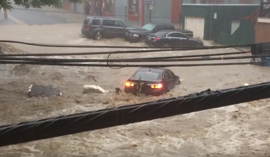 Papírcsónakként vitte az autókat a pokoli villámárvíz Marylandben – videók