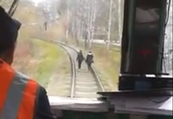 Lábujjhegyen követi a vonat a síneken kószálókat, majd beröffen a trollmotor – videó
