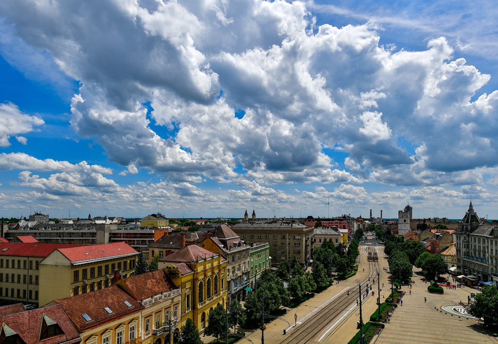 Gomolyfelhős nyári nap Debrecenben (MTI Fotó: Czeglédi Zsolt)