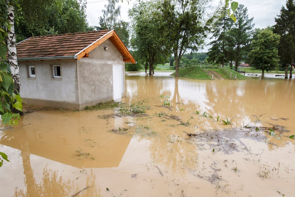 Az éjszaka hirtelen lehullott nagy mennyiségű eső miatt megáradt Zala folyó által elárasztott terület Zalalövőn 2018. június 9-én. MTI Fotó: Varga György