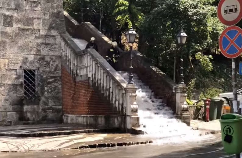 Vízesés fakadt a semmiből a budai várban – videó