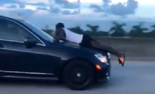 Száguldó kocsi motorháztetején kapaszkodott az életéért, miközben a rendőröket hívta – videó