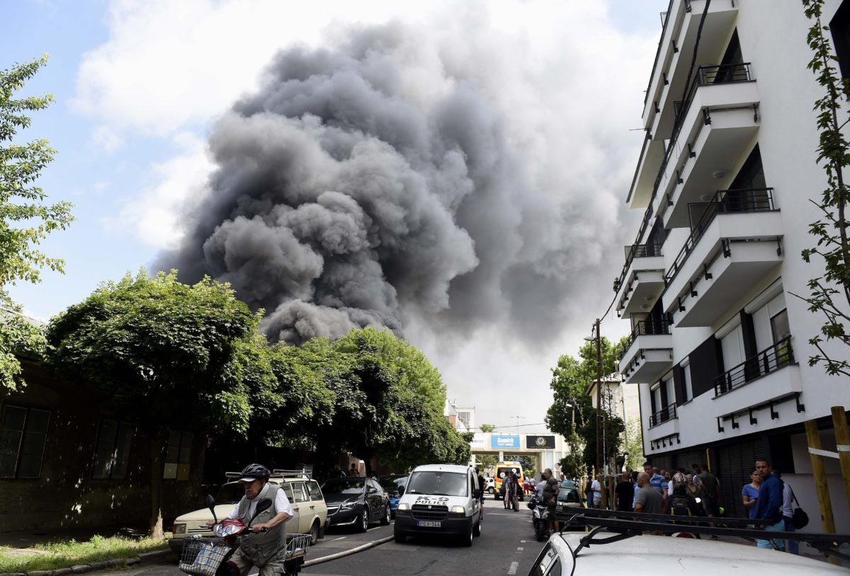 Füst gomolyog egy háromezer négyzetméteres, műszaki berendezéseket tároló raktárépület felett a XIII. kerületi Frangepán utcában 2018. június 13-án. MTI Fotó: Bruzák Noémi