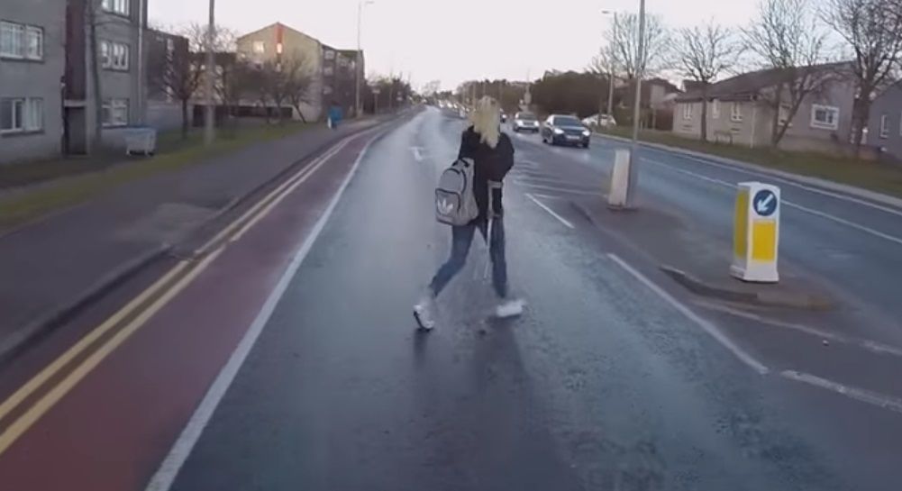 Átengedte a mankós lányt a bringás, azonnal megjutalmazta a karma – videó