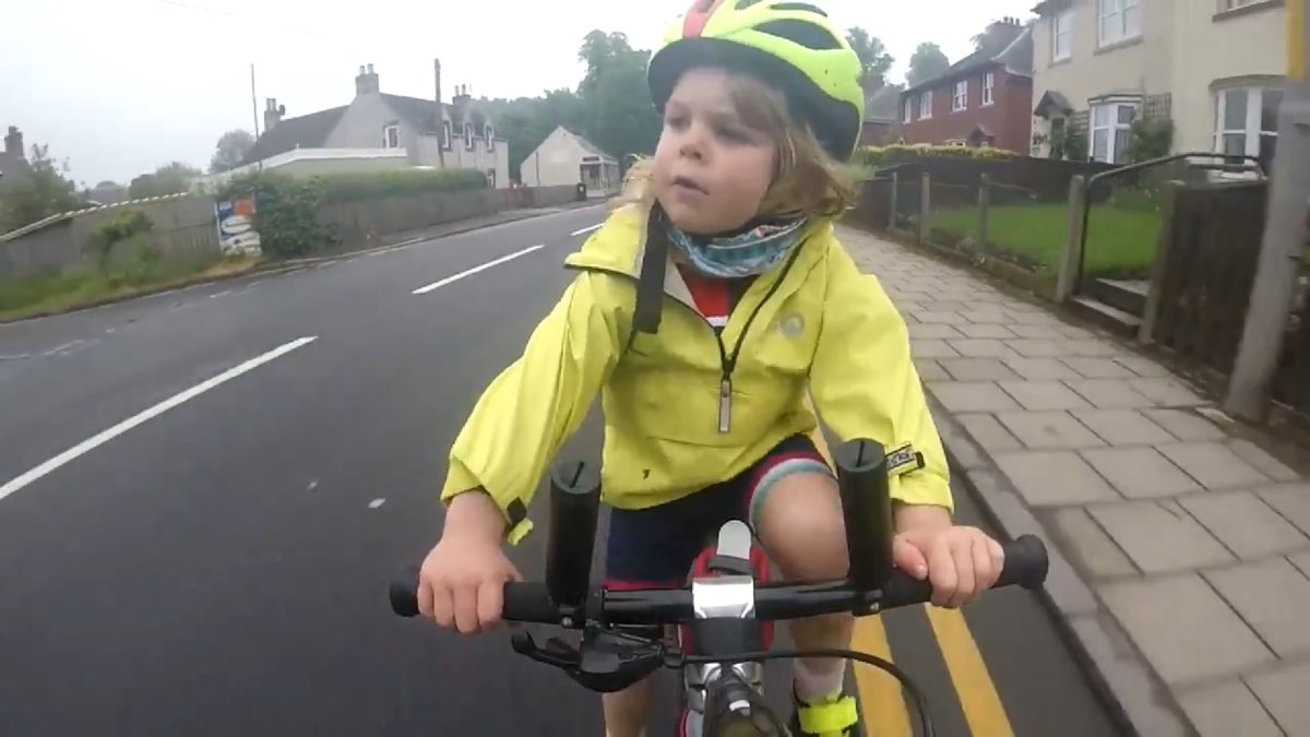 Egyetlen mozdulatával a net szíve csücske lett a négyéves bringás kislány – videó