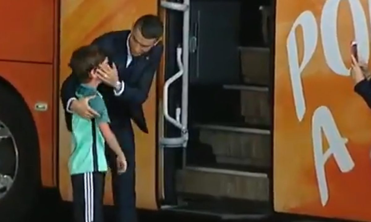 Leszállt a csapatbuszról, hogy megölelje a síró kissrácot Cristiano Ronaldo – videó