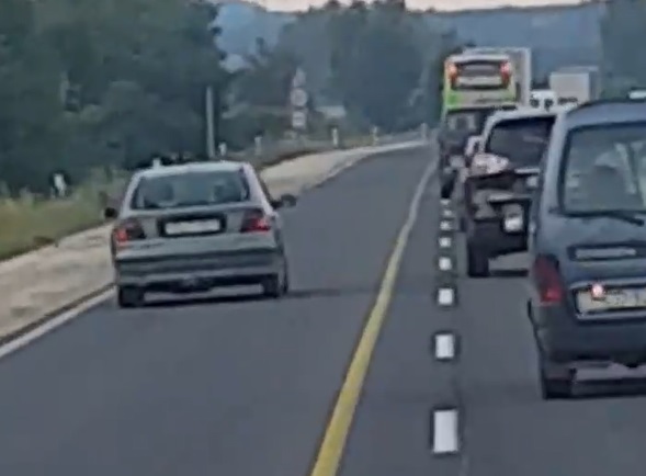 Ritka suttyó manővert nyomott egy autós az M2-esen – videók