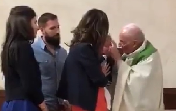 Felpofozta a pap a keresztelőn síró babát – megrázó videó