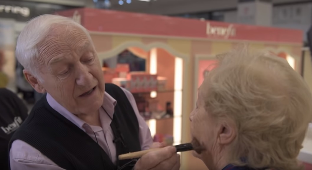 Szívszorító okból tanul sminkelni ez a 84 éves férfi – videó