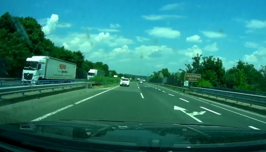 Forgalommal szemben zúzott egy Suzuki az M7-esen – videó
