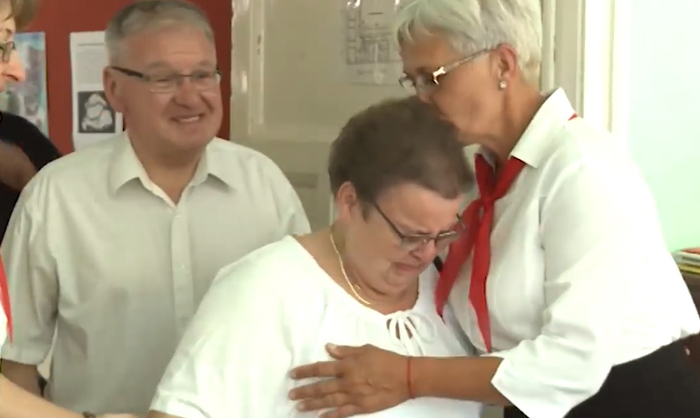 Könnyek között búcsúztatta legelső osztálya a nyugdíjba vonuló Éva nénit – videó