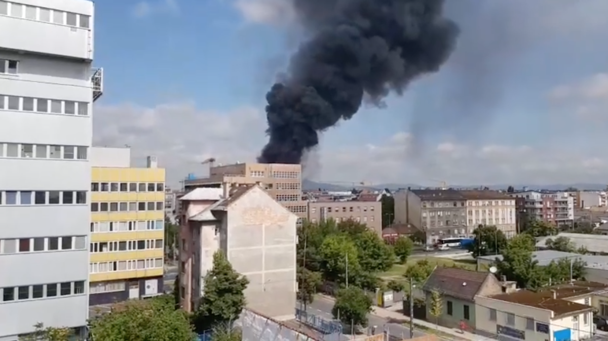 Hatalmas lángokkal ég egy raktár Budapesten – videók