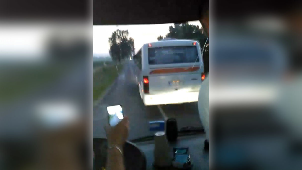 „Ekkora parasztot, b@zmeg” – őrjöngve versenyző buszokat videóztak a 83-ason