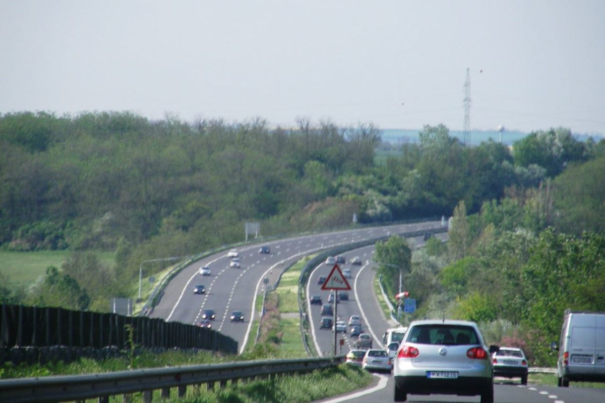Forgalom az M7-esen (fotó: Wikipedia.org)