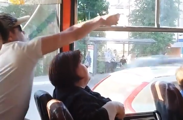 Óriási „kinyissuk-e az ablakot, vagy becsukjuk?” vita egy orosz buszon – videó