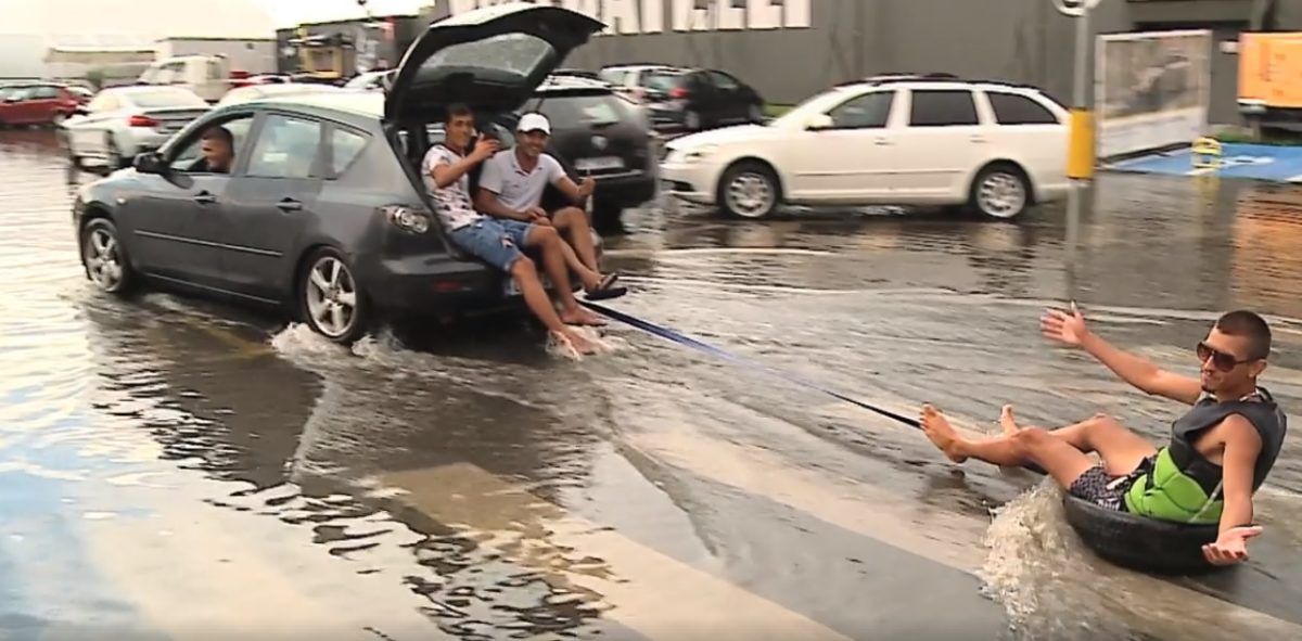 Laza víziparádét nyomtak a srácok a városra zúdult villámárvízben – videó