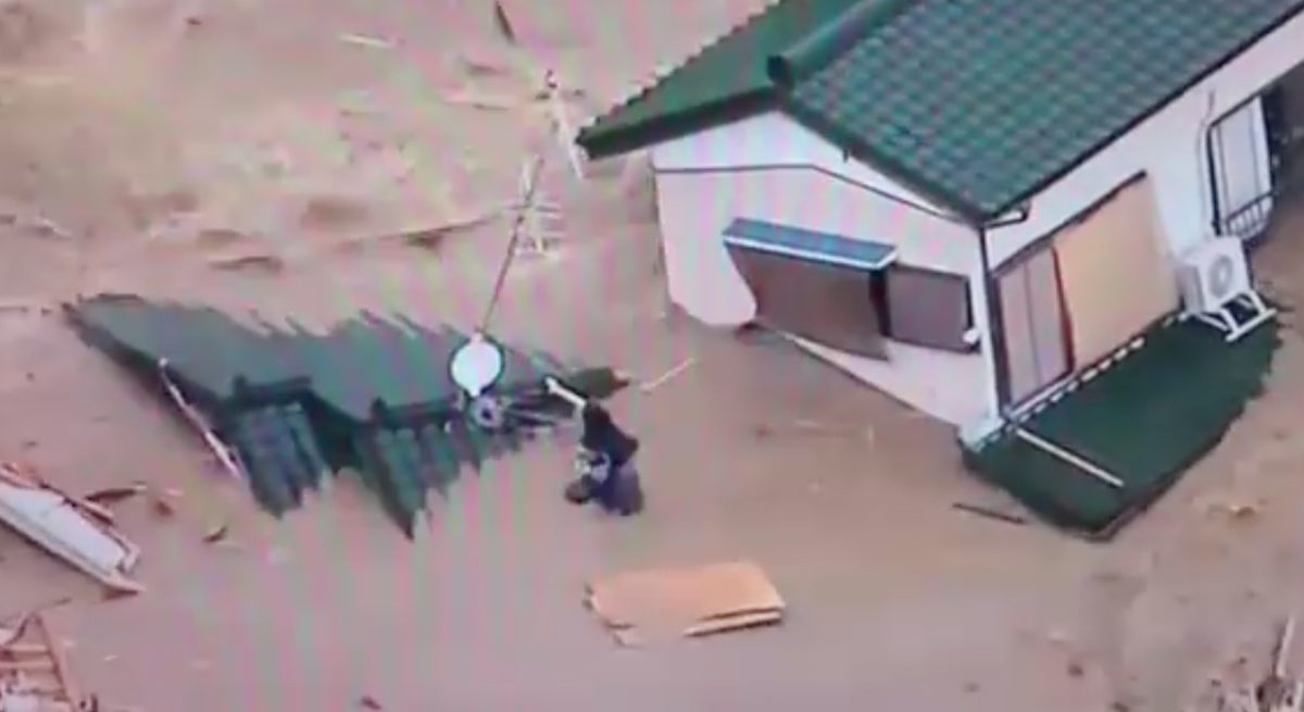 Emberekkel a tetőn sodort el egy házat az ár Japánban – drámai felvétel