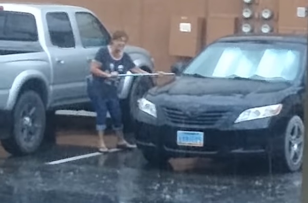 Ez a nő úgy mos autót, ahogy más senki, ráadásul tök ingyen – videó