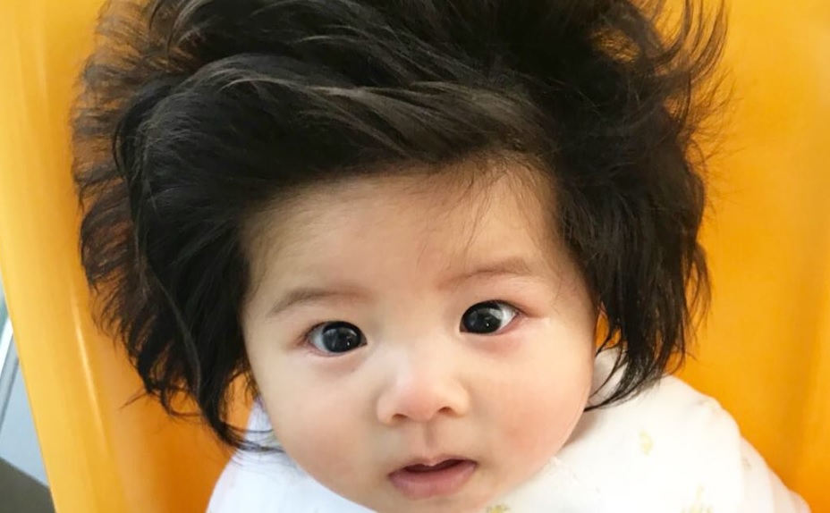 Gigászi hajkoronával hódít az Instagramon ez a féléves baba – fotók