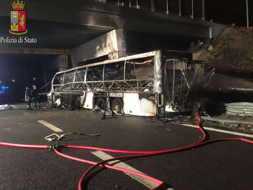 A balesetet szenvedett busz (Fotó: repubblica.it)
