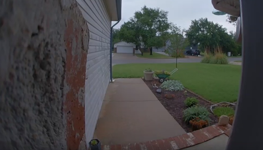 Horrorjelenetet rögzített a kamera, miután megnyomták a csengőt – videó