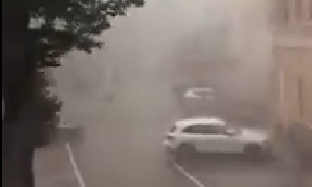 A felhőszakadást videózta, mikor váratlan dolog történt az orra előtt