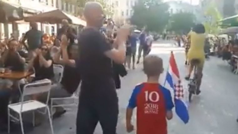 Egy kisfiú horvát mezben ment végig a brüsszeli utcán, a reakció döbbenetes – videó