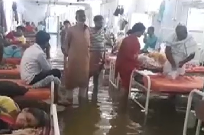 Halak úszkáltak a betegek között egy elárasztott kórházban – videó