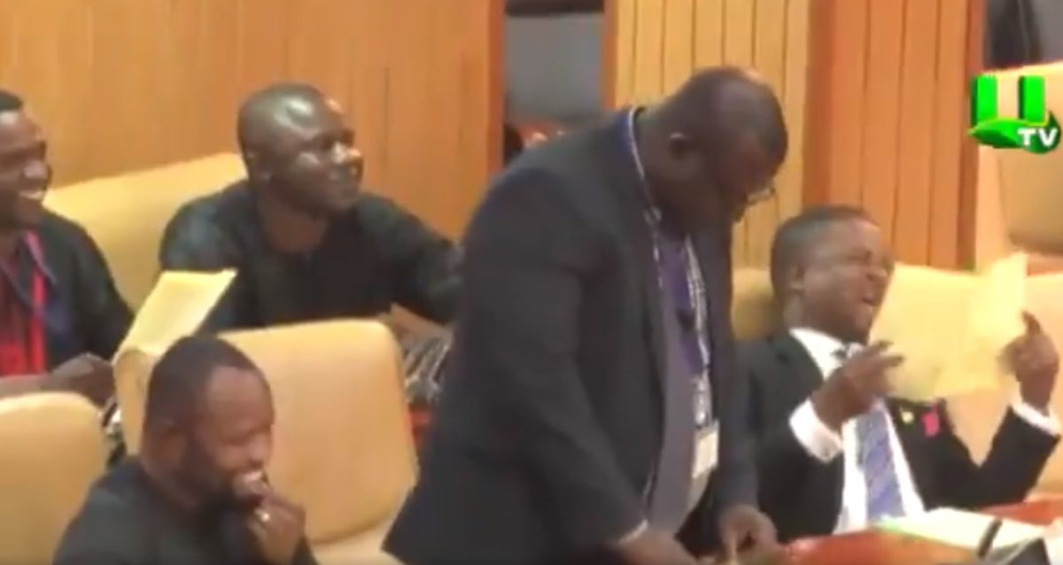 „Szomorú Herék, Bölcs Vagina” – mondta a képviselő, sírva röhögött a parlament – videó